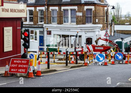 Rote und weiße Warnleuchte Marker, Kegel und Fechten, Fußweg für Reparaturen in Islington, London, UK geschlossen Stockfoto