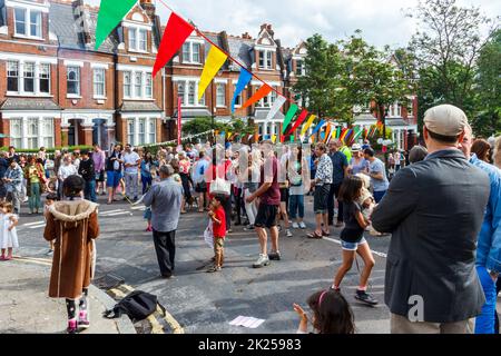 Kommunale Spaß und Essen zu einem Straßenfest feiern 90. Geburtstag der Königin Elisabeth II., nördlich von London, Großbritannien Stockfoto