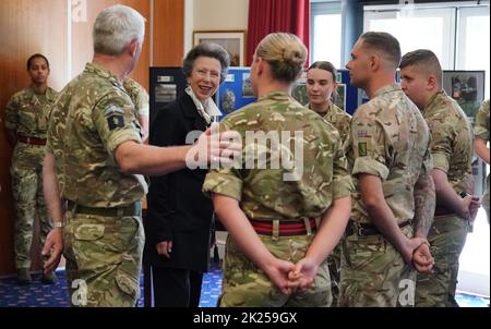 Die Prinzessin Royal, in ihrer Rolle als Oberst des Royal Logistic Corps und des Royal Corps of Signals, trifft auf Mitarbeiter aus dem gesamten Corps in der St. Omer Barracks, Aldershot, die eine zentrale Rolle bei der logistischen Unterstützung während der Beerdigung von Königin Elizabeth II. Und anderer zeremonieller Aufgaben spielte. Bilddatum: Donnerstag, 22. September 2022. Stockfoto