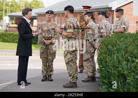 Die Prinzessin Royal, in ihrer Rolle als Oberst des Royal Logistic Corps und des Royal Corps of Signals, trifft auf Mitarbeiter aus dem gesamten Corps in der St. Omer Barracks, Aldershot, die eine zentrale Rolle bei der logistischen Unterstützung während der Beerdigung von Königin Elizabeth II. Und anderer zeremonieller Aufgaben spielte. Bilddatum: Donnerstag, 22. September 2022. Stockfoto