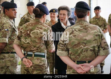 Die Prinzessin Royal, in ihrer Rolle als Oberst des Royal Logistic Corps und des Royal Corps of Signals, trifft auf Mitarbeiter aus dem gesamten Corps in der St. Omer Barracks, Aldershot, die eine zentrale Rolle bei der logistischen Unterstützung während der Beerdigung von Königin Elizabeth II. Und anderer zeremonieller Aufgaben spielte. Bilddatum: Donnerstag, 22. September 2022. Stockfoto