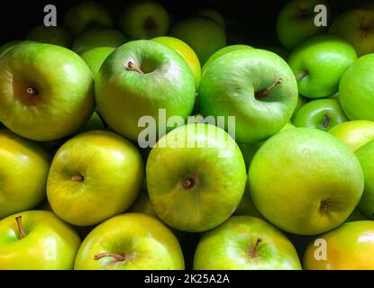 Grüne saftige Bio-Äpfel von Granny Smith. Hintergrund für rohe Früchte. Vorderansicht. Nahaufnahme. Stockfoto