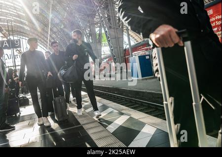 22. September 2022, Hessen, Frankfurt/Main: Fußball: Nationalmannschaft, Deutschland, Nationenliga, vor den Spielen gegen Ungarn und England, Abfahrt nach Leipzig, Hauptbahnhof: Die Nationalspieler Nico Schlotterbeck (l-r), Jamal Musiala und Niklas Süle kommen auf die Strecke. Die Nationalmannschaft reist mit DEM EIS von Frankfurt nach Leipzig zum ersten Spiel gegen Ungarn. Foto: Sebastian Gollnow/dpa Stockfoto