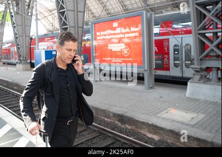 22. September 2022, Hessen, Frankfurt/Main: Fußball: Nationalmannschaft, Deutschland, Nationenliga, vor den Spielen gegen Ungarn und England, Abfahrt nach Leipzig, Hauptbahnhof: Oliver Bierhoff, Geschäftsführer DFB Nationalmannschaften und Akademie, kommt am Zug an. Die Nationalmannschaft reist mit DEM EIS von Frankfurt nach Leipzig zum ersten Spiel gegen Ungarn. Foto: Sebastian Gollnow/dpa Stockfoto