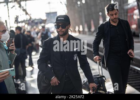 22. September 2022, Hessen, Frankfurt/Main: Fußball: Nationalmannschaft, Deutschland, Nationenliga, vor den Spielen gegen Ungarn und England, Abfahrt nach Leipzig, Hauptbahnhof: Serge Gnabry kommt auf die Strecke. Die Nationalmannschaft reist mit DEM EIS von Frankfurt nach Leipzig zum ersten Spiel gegen Ungarn. Foto: Sebastian Gollnow/dpa Stockfoto