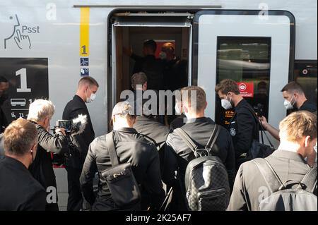 22. September 2022, Hessen, Frankfurt/Main: Fußball: Nationalmannschaft, Deutschland, Nationenliga, vor den Spielen gegen Ungarn und England, Abfahrt nach Leipzig, Hauptbahnhof: Nationalspieler und Teile der Funktionsteams steigen in den ICE-Zug. Die Nationalmannschaft reist mit DEM EIS von Frankfurt nach Leipzig zum ersten Spiel gegen Ungarn. Foto: Sebastian Gollnow/dpa Stockfoto