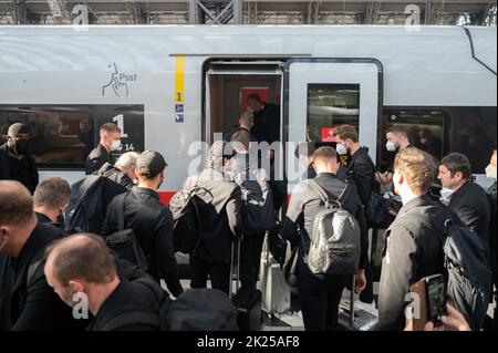 22. September 2022, Hessen, Frankfurt/Main: Fußball: Nationalmannschaft, Deutschland, Nationenliga, vor den Spielen gegen Ungarn und England, Abfahrt nach Leipzig, Hauptbahnhof: Nationalspieler und Teile der Funktionsteams steigen in den ICE-Zug. Die Nationalmannschaft reist mit DEM EIS von Frankfurt nach Leipzig zum ersten Spiel gegen Ungarn. Foto: Sebastian Gollnow/dpa Stockfoto