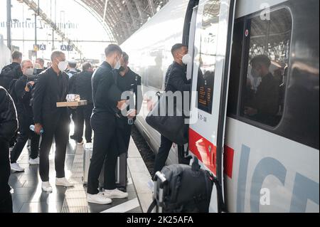 22. September 2022, Hessen, Frankfurt/Main: Fußball: Nationalmannschaft, Deutschland, Nationenliga, vor den Spielen gegen Ungarn und England, Abfahrt nach Leipzig, Hauptbahnhof: Nationalspieler Lukas Nmecha (l-r), Nico Schlotterbeck und Jamal Musiala steigen an Bord des EISES. Die Nationalmannschaft reist mit DEM EIS von Frankfurt nach Leipzig zum ersten Spiel gegen Ungarn. Foto: Sebastian Gollnow/dpa Stockfoto