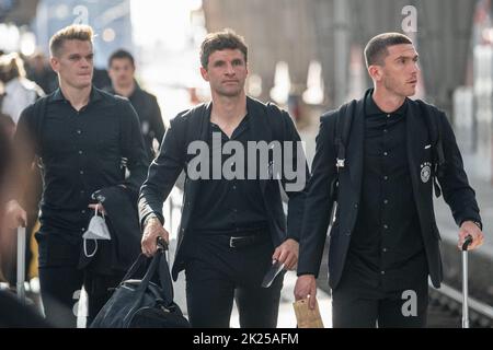 22. September 2022, Hessen, Frankfurt/Main: Fußball: Nationalmannschaft, Deutschland, Nationenliga, vor den Spielen gegen Ungarn und England, Abfahrt nach Leipzig, Hauptbahnhof: Die Nationalspieler Matthias Ginter (l-r), Thomas Müller und Robin Gosens kommen auf die Strecke. Die Nationalmannschaft reist mit DEM EIS von Frankfurt nach Leipzig zum ersten Spiel gegen Ungarn. Foto: Sebastian Gollnow/dpa Stockfoto