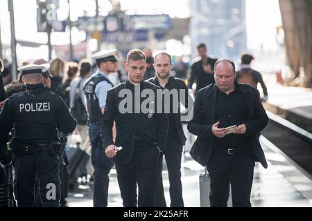 22. September 2022, Hessen, Frankfurt/Main: Fußball: Nationalmannschaft, Deutschland, Nationenliga, vor den Spielen gegen Ungarn und England, Abfahrt nach Leipzig, Hauptbahnhof: Nationalspieler Joshua Kimmich (M) kommt auf die Strecke. Die Nationalmannschaft reist mit DEM EIS von Frankfurt nach Leipzig zum ersten Spiel gegen Ungarn. Foto: Sebastian Gollnow/dpa Stockfoto