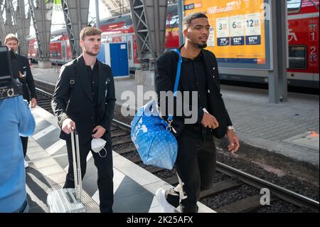 22. September 2022, Hessen, Frankfurt/Main: Fußball: Nationalmannschaft, Deutschland, Nationenliga, vor den Spielen gegen Ungarn und England, Abfahrt nach Leipzig, Hauptbahnhof: Die Nationalspieler Joshua Kimmich (l.) und Benjamin Henrichs kommen auf die Strecke. Die Nationalmannschaft reist mit DEM EIS von Frankfurt nach Leipzig zum ersten Spiel gegen Ungarn. Foto: Sebastian Gollnow/dpa Stockfoto