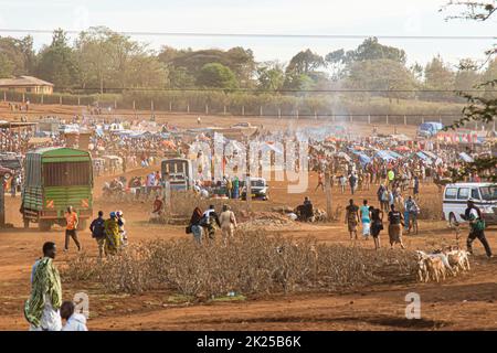 Ngorongoro Conservation Area, Tanzania - 7. November 2017: Afrikanischer Markt voller Menschen auf dem tansanischen Land. Stockfoto
