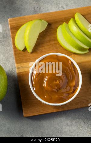 Hausgemachte Karamell Dip mit grünen Äpfeln bereit zum Essen Stockfoto