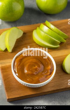 Hausgemachte Karamell Dip mit grünen Äpfeln bereit zum Essen Stockfoto