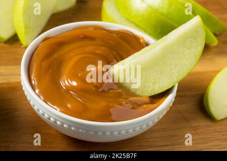 Hausgemachte Karamell Dip mit grünen Äpfeln bereit zum Essen Stockfoto