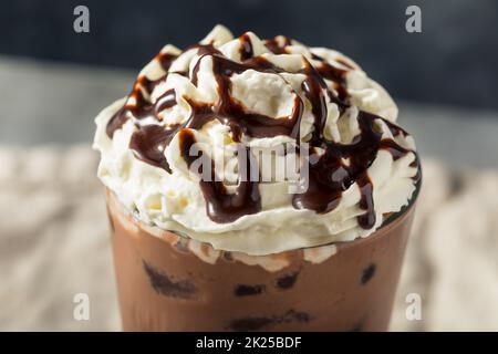 Kalter Iced Mocha Kaffee mit Schlagsahne und Schokolade Stockfoto