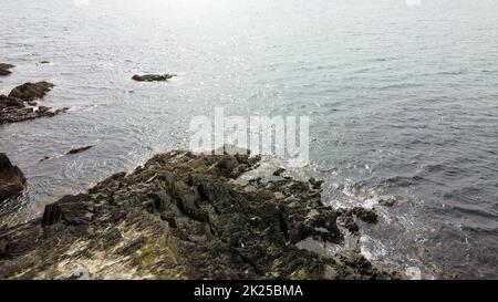 Steinkap der Küste Irlands. Felsige Küste bei sonnigem Wetter. Natur Nordeuropas. Stockfoto