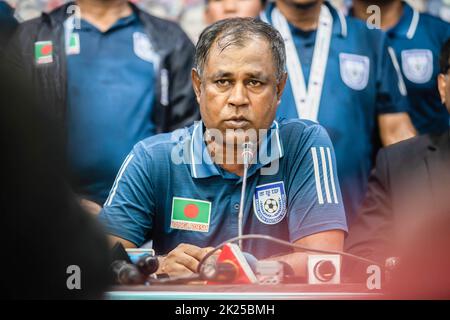 Chefcoach der bangladeschischen Frauenfußballnationalmannschaft Golam Rabbani Choton spricht während einer Pressekonferenz im Konferenzraum im BFF-Haus (Bangladesh Football Federation). Die bangladeschische Fußballnationalmannschaft der Frauen hält die Trophäe der SAFF-Frauenmeisterschaft in einem offenen Bus auf dem Weg vom internationalen Flughafen Hazrat Shahjalal zum BFF-Haus ab, während Tausende von einfachen Menschen die Spieler am Straßenrand begrüßen. Stockfoto