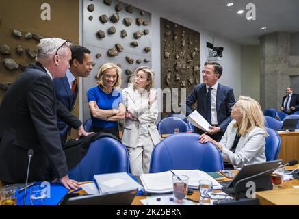 2022-09-22 17:06:41 DEN HAAG - (VLNR) Eric van der Burg, Staatssekretär für Asyl und Migration, Franc Weerwind, Minister für Rechtsschutz, Micky Adriaansens, Minister für Wirtschaft, Kajsa Ollongren, Verteidigungsminister, Premierminister Mark Rutte und Sigrid Kaag, Finanzminister, Während des zweiten Tages der allgemeinen politischen Reflexionen, die Debatte nach der Rede vom Thron am Haushaltstag. Nach der Reaktion des Repräsentantenhauses auf den vom scheidenden Kabinett am Budgettag vorgelegten Haushaltsplan war Rutte an der Reihe, zu reagieren. ANP BART MAAT niederlande Out - belgien Stockfoto