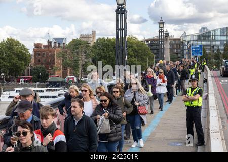 Royal Mourners stehen Schlange, um ihren Respekt zu zollen und den im Bundesstaat Queen Elizabeth II. Liegenden Ort über die Lambeth Bridge, Southbank, London, Großbritannien, zu besuchen Stockfoto