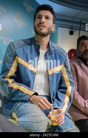 Madrid, Spanien. 22. September 2022. Der kolumbianische Sänger Sebastian Yatra nimmt an der Präsentation neuer McDonalds-Produkte in Madrid Teil. Kredit: SOPA Images Limited/Alamy Live Nachrichten Stockfoto