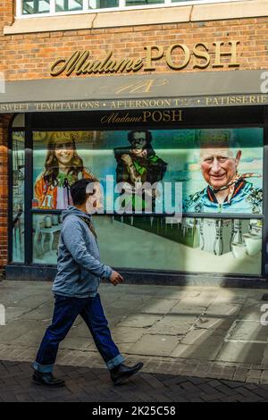 Windsor, Großbritannien. 22.. September 2022. Ein Mann starkt auf ein Bild von König Karl III., das im Fenster einer leerstehenden Patisserie erscheint. Nach der COVID-19-Pandemie stehen die Hauptstraßen und Stadtzentren in ganz Großbritannien weiterhin vor einer schwierigen Perspektive. Kredit: Mark Kerrison/Alamy Live Nachrichten Stockfoto