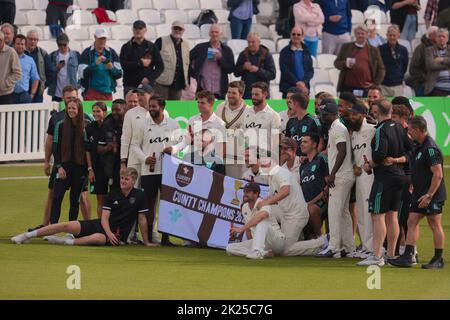 22. September 2022. London, Großbritannien. Die Mannschaft von Surrey feiert den Sieg im County Championship-Titel, nachdem sie Yorkshire beim dritten Tag des Kia Oval, David Rowe/Alamy Live News, besiegt hat Stockfoto