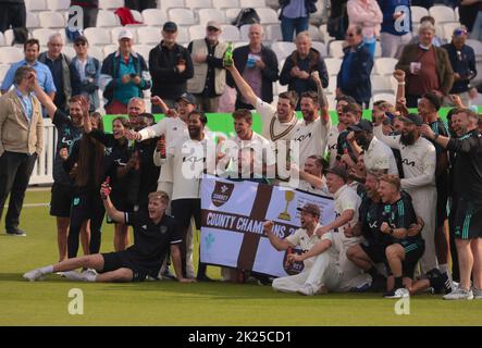 22. September 2022. London, Großbritannien. Die Mannschaft von Surrey feiert den Sieg im County Championship-Titel, nachdem sie Yorkshire beim dritten Tag des Kia Oval, David Rowe/Alamy Live News, besiegt hat Stockfoto