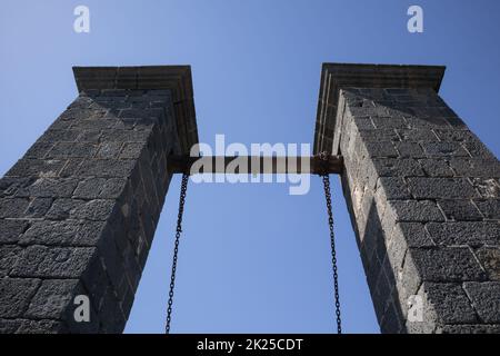 Detail der Brücke zum Schloss von St. Gabriel (Castillo de San Gabriel), aus Steinziegeln. Strahlend blauer Himmel. Arrecife, Lanzarote, Kanarische Inseln Stockfoto