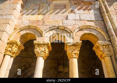 Romanischer Portikus. Kirche San Julian und Santa Basilisa, Rebolledo de la Torre, Provinz Burgos, Castilla Leon, Spanien. Stockfoto