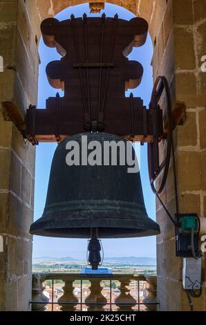 Grünlich-graue Messingglocke hängt im Glockenturm Stockfoto