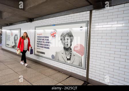 London, Großbritannien. 22. September 2022. Ehemalige konservative Premierministerin Theresa May. Ein Plakat auf dem Londoner Untergrund von One Global Campaign, um die Auswirkungen der britischen Premierminister auf die globale Gesundheit zur Bekämpfung von Infektionskrankheiten hervorzuheben.Quelle: amer ghazzal/Alamy Live News. Stockfoto