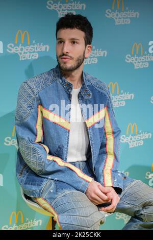 Der kolumbianische Sänger Sebastian Yatra nimmt an der Präsentation neuer McDonalds-Produkte in Madrid Teil. (Foto von Atilano Garcia / SOPA Images/Sipa USA) Stockfoto