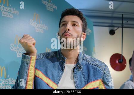 Der kolumbianische Sänger Sebastian Yatra nimmt an der Präsentation neuer McDonalds-Produkte in Madrid Teil. (Foto von Atilano Garcia / SOPA Images/Sipa USA) Stockfoto