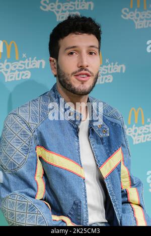 Der kolumbianische Sänger Sebastian Yatra nimmt an der Präsentation neuer McDonalds-Produkte in Madrid Teil. (Foto von Atilano Garcia / SOPA Images/Sipa USA) Stockfoto