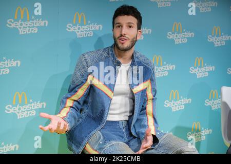 Der kolumbianische Sänger Sebastian Yatra nimmt an der Präsentation neuer McDonalds-Produkte in Madrid Teil. (Foto von Atilano Garcia / SOPA Images/Sipa USA) Stockfoto