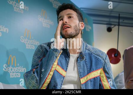 Der kolumbianische Sänger Sebastian Yatra nimmt an der Präsentation neuer McDonalds-Produkte in Madrid Teil. (Foto von Atilano Garcia / SOPA Images/Sipa USA) Stockfoto