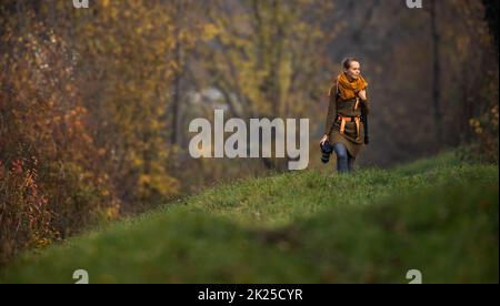 Hübsch, Fotografin Aufnahmen im Freien, an einem wunderschönen Herbsttag - flaches DOF, Farbe getonte Bild Stockfoto