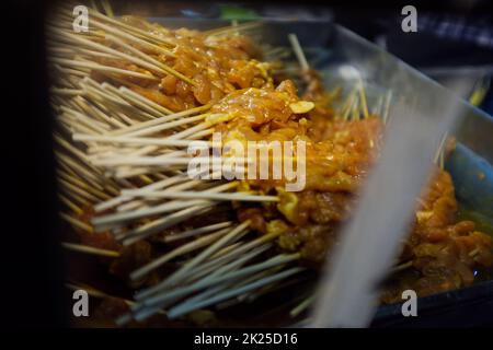 THAI-ESSEN, Schweinefleisch Satay auf dem lokalen Markt Stockfoto