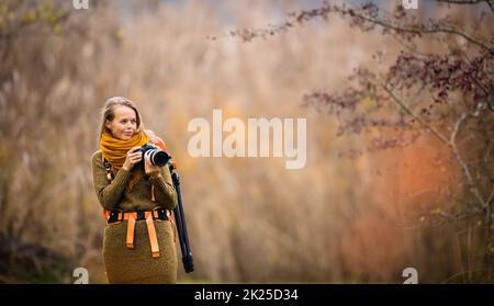 Hübsch, Fotografin Aufnahmen im Freien, an einem wunderschönen Herbsttag - flaches DOF, Farbe getonte Bild Stockfoto