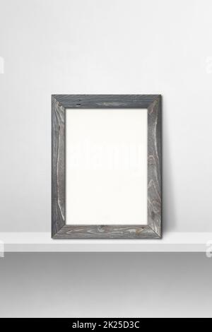 Bilderrahmen aus Holz, der auf einem weißen Regal aufliegt. 3D Abbildung. Vertikaler Hintergrund Stockfoto