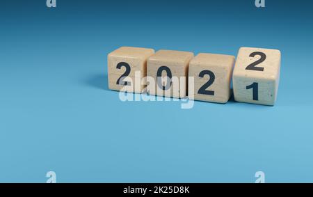 Holzwürfel mit den Jahreszahlen 2021 und 2022, Neujahrskonzept Stockfoto