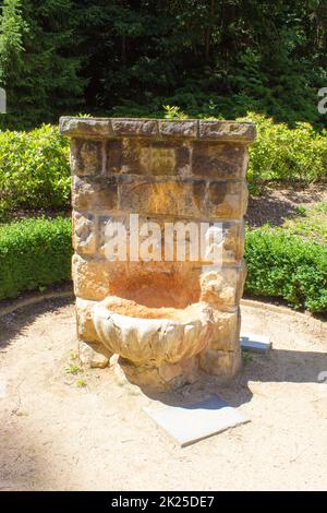 Steinfangbehälter mit Ausguss für Mineralwasser Stockfoto