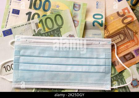 Die Maske wird auf Euro-Bancnotes platziert Stockfoto