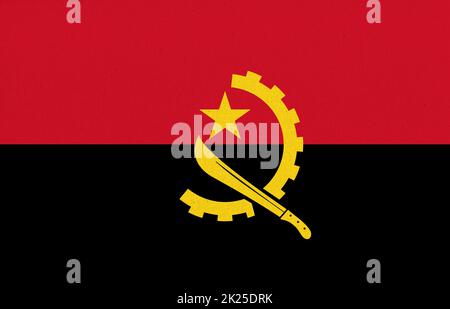 Flagge Angolas. Angola-Fahne auf der Gewebeoberfläche. Angolanische Nationalflagge Stockfoto