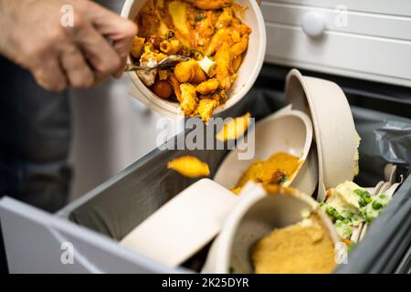 Reste Im Müll Wegwerfen Stockfoto