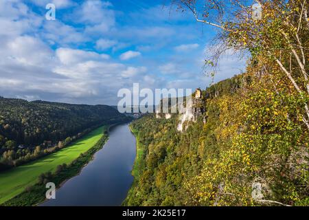 Blick über die Elbe auf die sächsischen Sandsteinberge, Deutschland Stockfoto