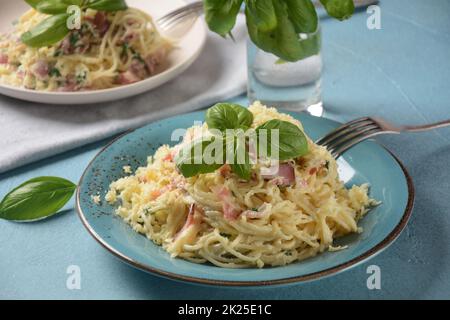 Spaghetti alla Carbonara mit Speck, Eiern, Käse und schwarzem Pfeffer Stockfoto