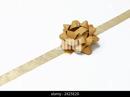 Schleife und goldenes Seidenband auf weißem Hintergrund, Designelement für Geschenkdekor Stockfoto