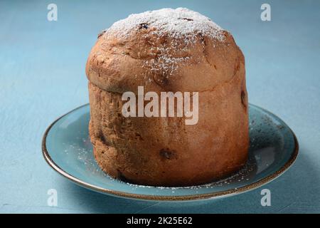 Traditionelle osterkuchen kulich Ukrainisch Russisch mit bunten Eiern Stockfoto